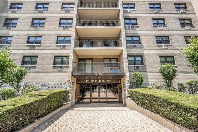 $2,895 | 505 White Plains Road, Unit 2G, Eastchester, NY 10709