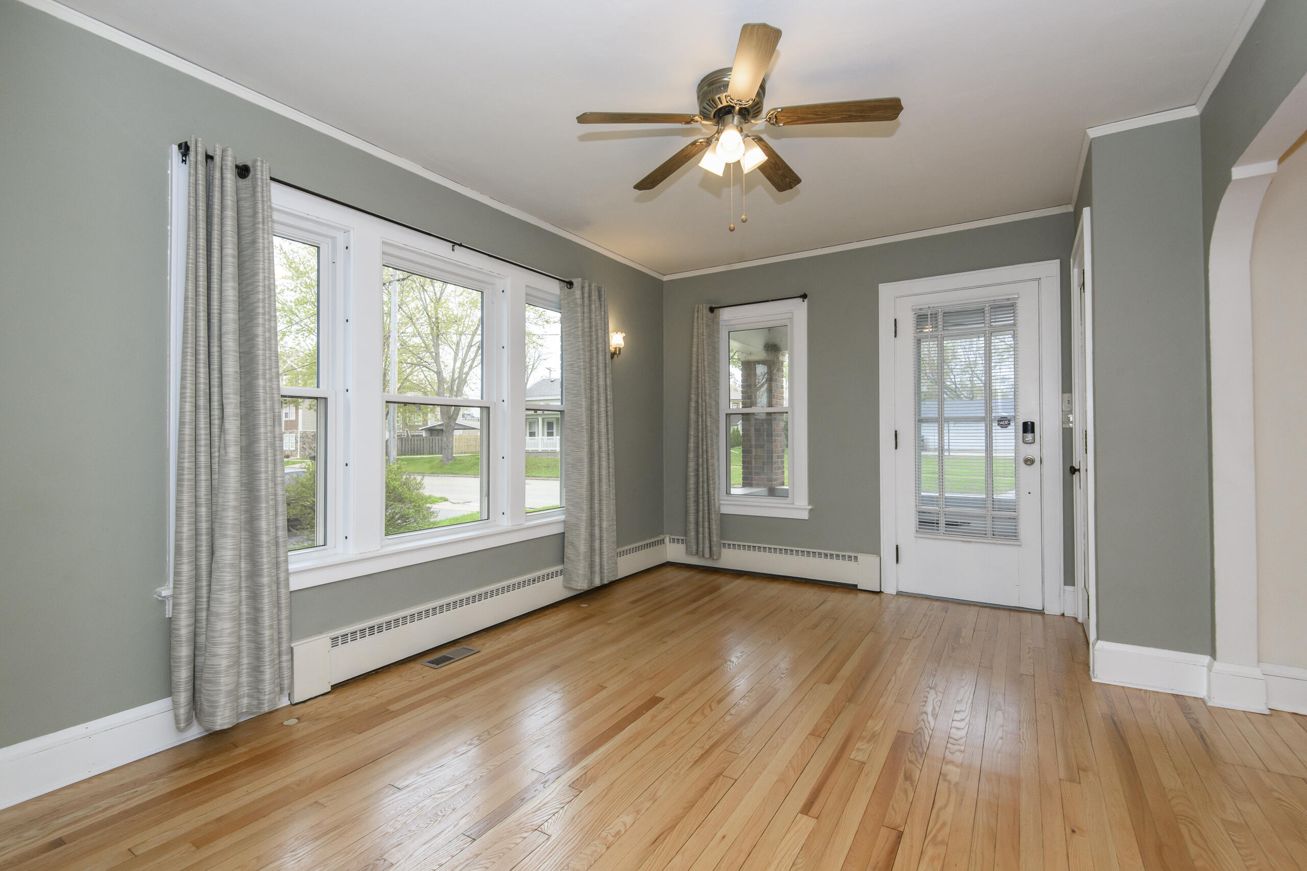 220 Fox Street Mukwonago, WI 53149 - Photo 5 of 44 Living Room