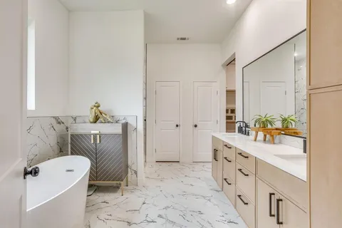 $899,990 | 301 Paint Pony Trail North, Fort Worth, TX 76108