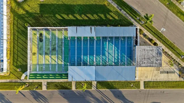 a view of a house with backyard