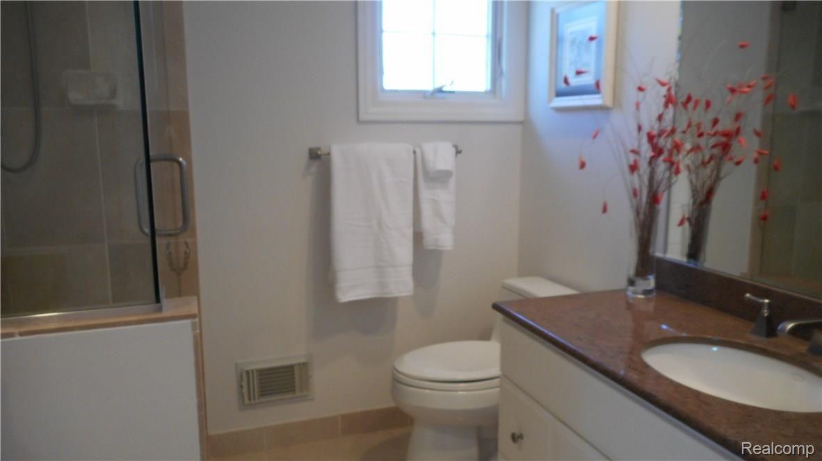 141 Coachlamp Road Rochester, MI 48306 - Photo 42 of 52 Coachlamp 041.JPG