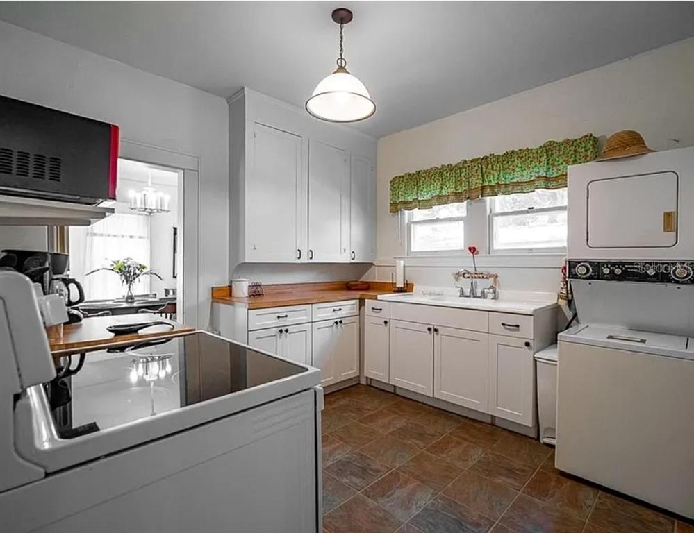 39 Turner Street Clearwater, FL 33756 - Photo 20 of 22 a kitchen that has a sink and a stove