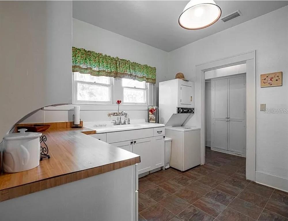 39 Turner Street Clearwater, FL 33756 - Photo 21 of 22 a kitchen that has a sink and a stove in it