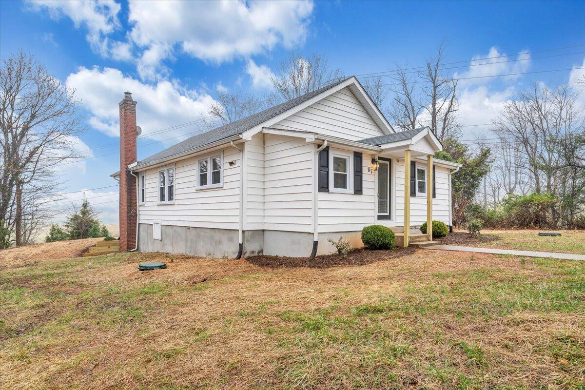 87 Country Ridge Road Bassett, VA 24055 - Photo 3 of 22 Enjoy Main Level Living