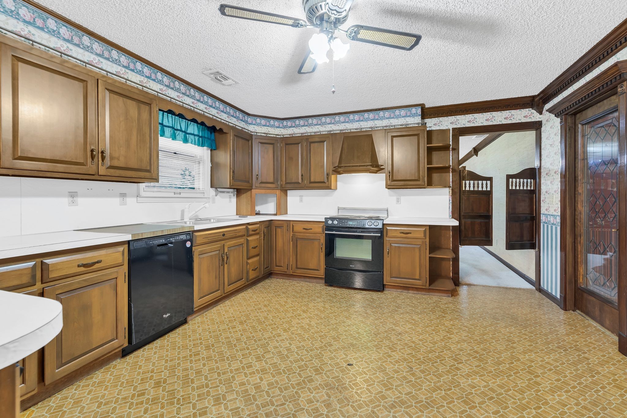 11075 Old Lebanon Road Murfreesboro, TN 37129 - Photo 16 of 44 a kitchen with a stove a sink and a refrigerator