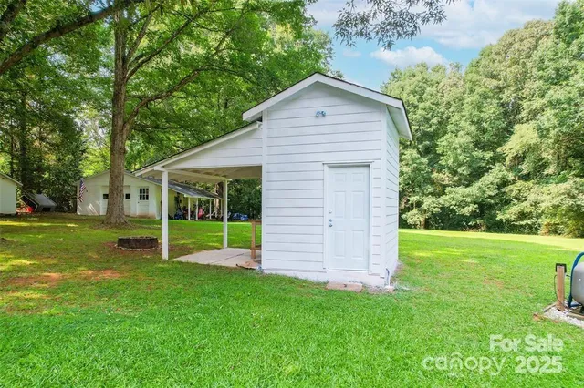 a view of a house with backyard and garden
