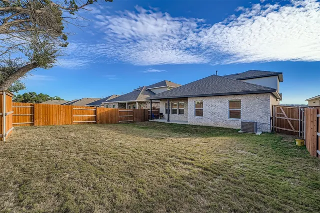 a view of a backyard