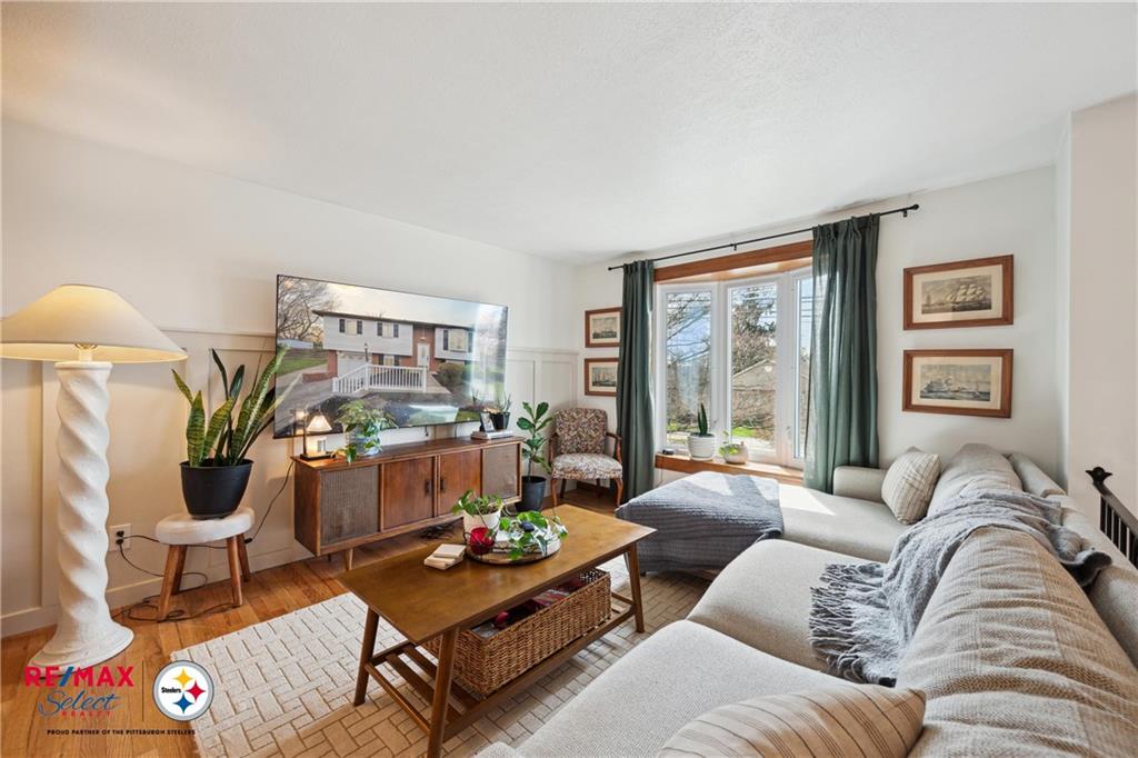 132 Shafer Road Coraopolis, PA 15108 - Photo 8 of 39 a living room with furniture and a potted plant