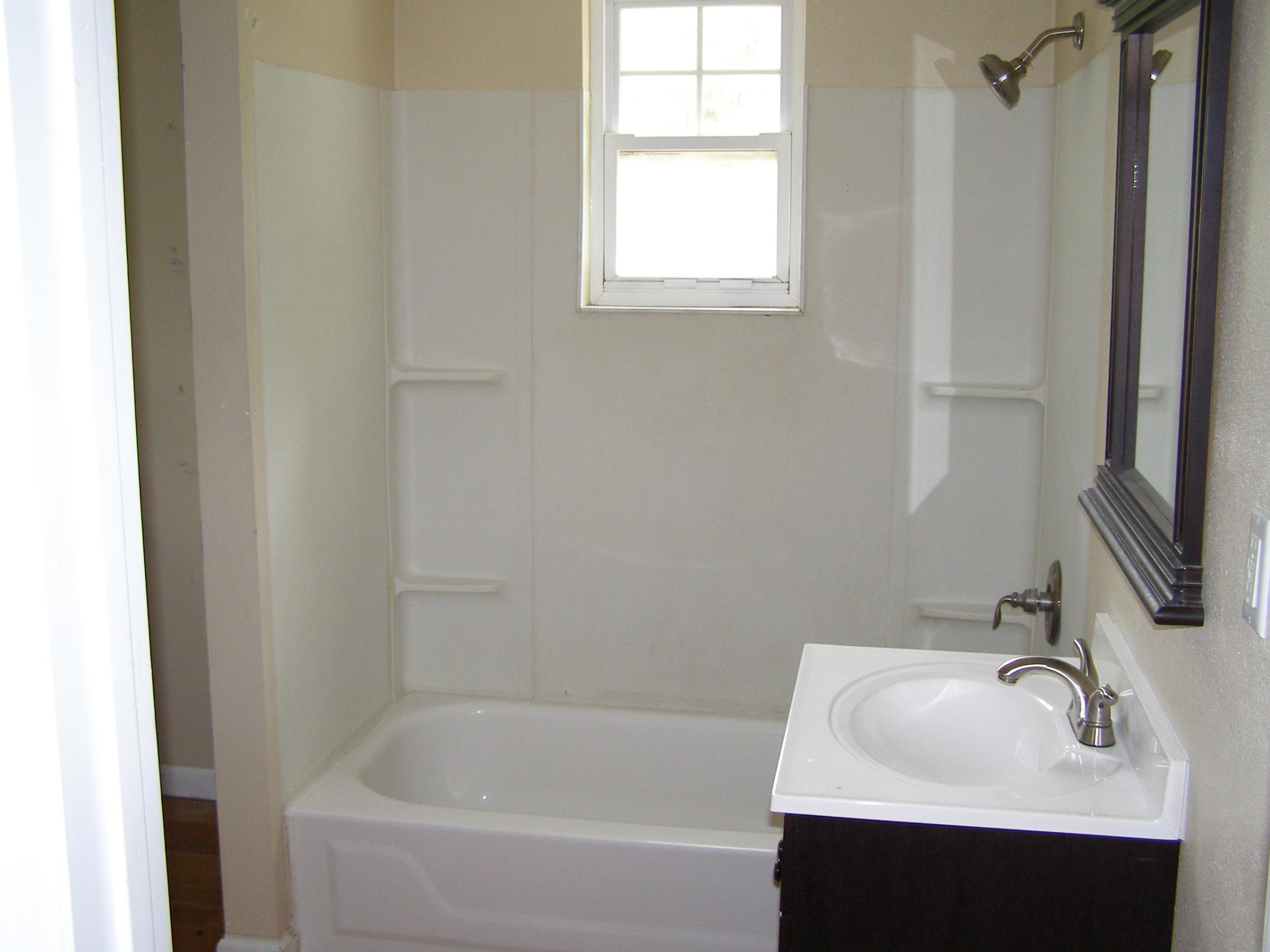 84 Roberts Road East DeFuniak Springs, FL 32433 - Photo 9 of 18 a bathroom with a sink and a bathtub