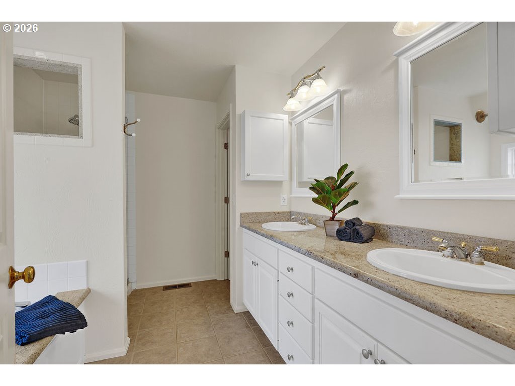 1774 River Pointe Loop Eugene, OR 97408 - Photo 27 of 45 Owner's Suite Bathroom