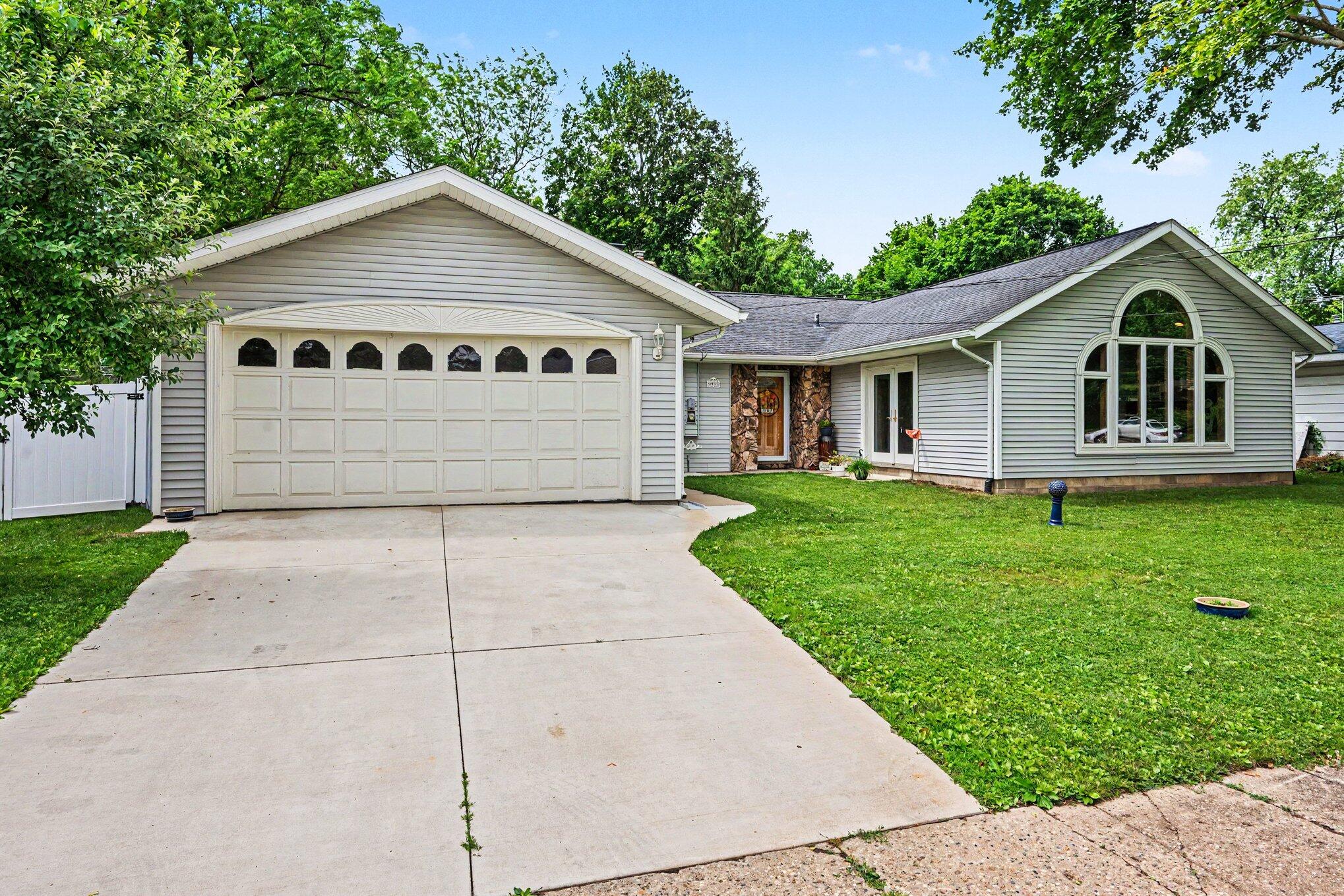 3923 Devonshire Avenue Kalamazoo, MI 49006 - Photo 2 of 23 003_file_3472