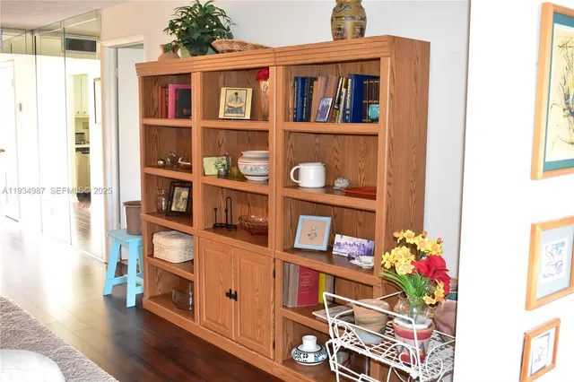 $79,900 | 9801 Sunrise Lakes Boulevard, Unit 305, Sunrise, FL 33322