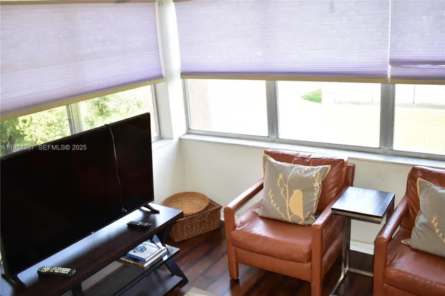 $79,900 | 9801 Sunrise Lakes Boulevard, Unit 305, Sunrise, FL 33322