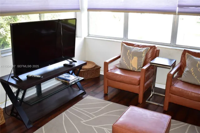 $79,900 | 9801 Sunrise Lakes Boulevard, Unit 305, Sunrise, FL 33322