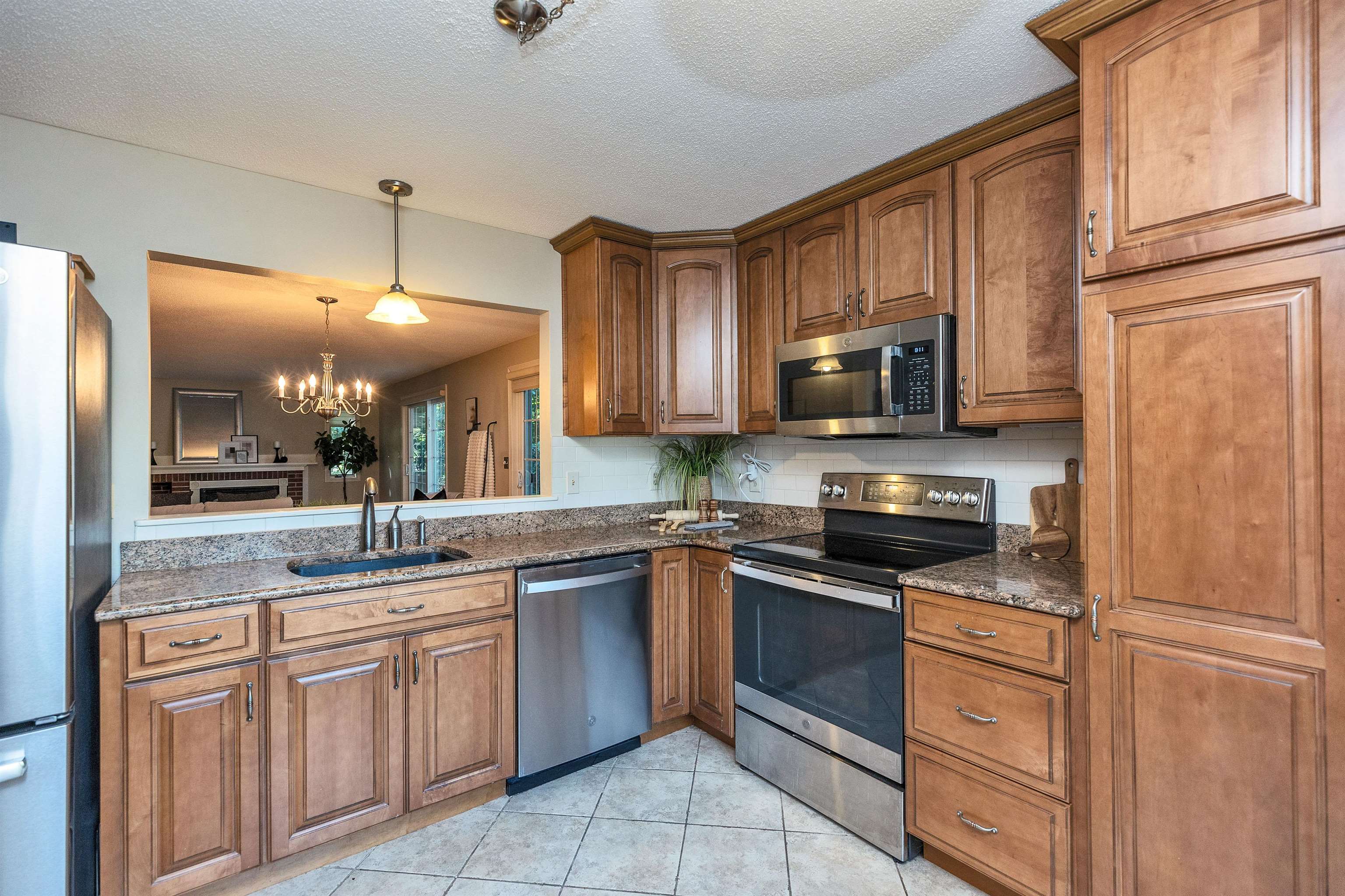 555 Straw Hill Road Manchester, NH 03104 - Photo 10 of 45