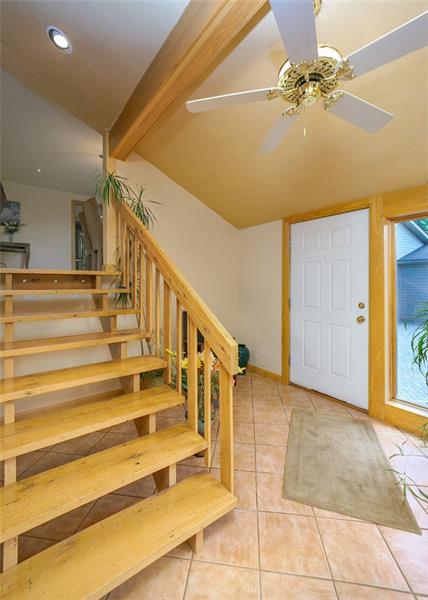 192 Bailey Road Greensburg, PA 15601 - Photo 5 of 47 Warmy Chestut Stairs