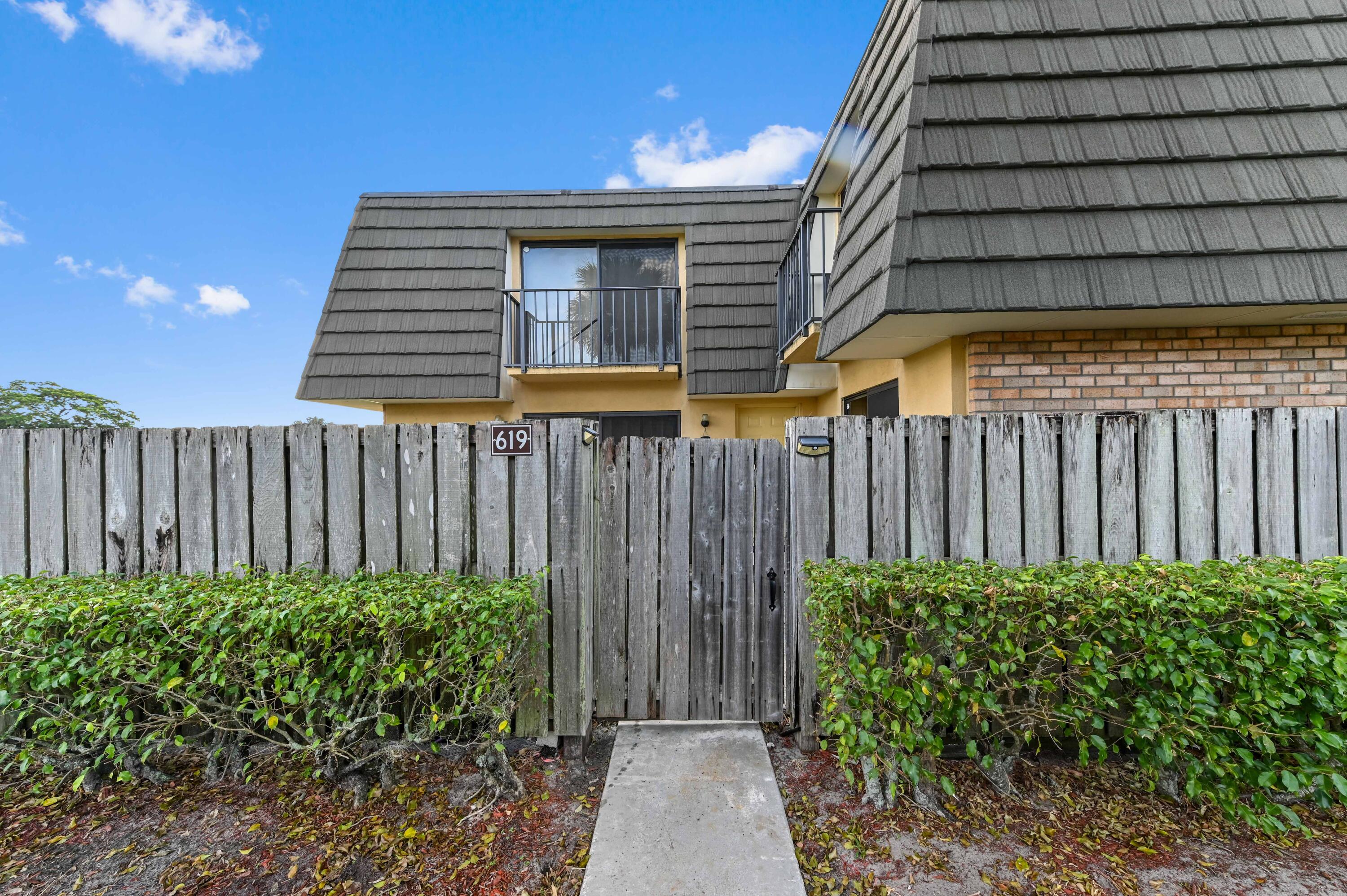 619 6th Way West Palm Beach, FL 33407 - Photo 23 of 24 a view of a backyard