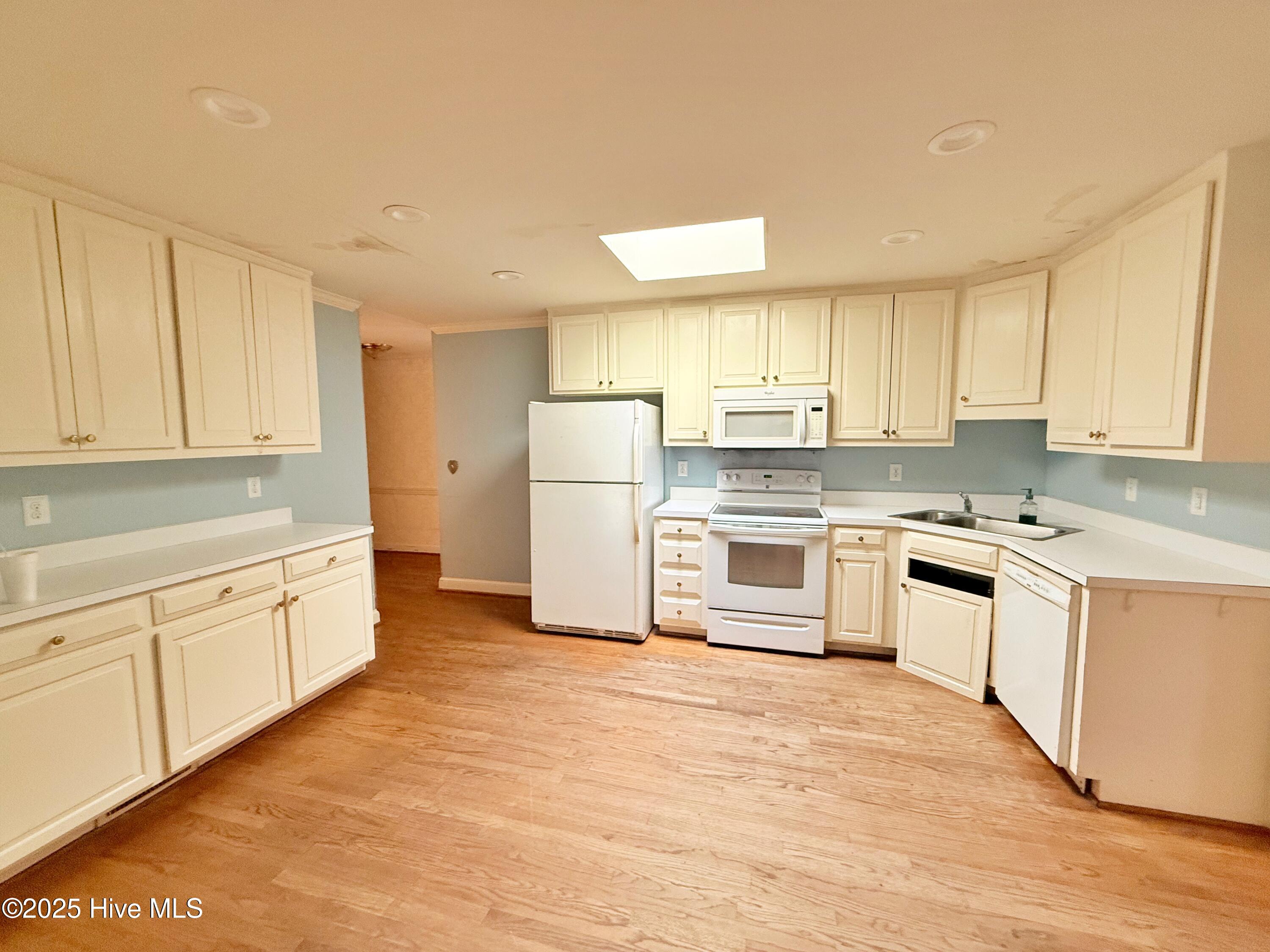 4503 Greenview Road Trent Woods, NC 28562 - Photo 6 of 39 Kitchen 3