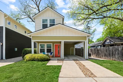 a view of a house with a yard
