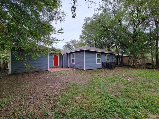 a view of a house with a backyard
