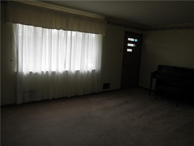 3952 Shepard Road Gibsonia, PA 15044 - Photo 3 of 14 Living Room.