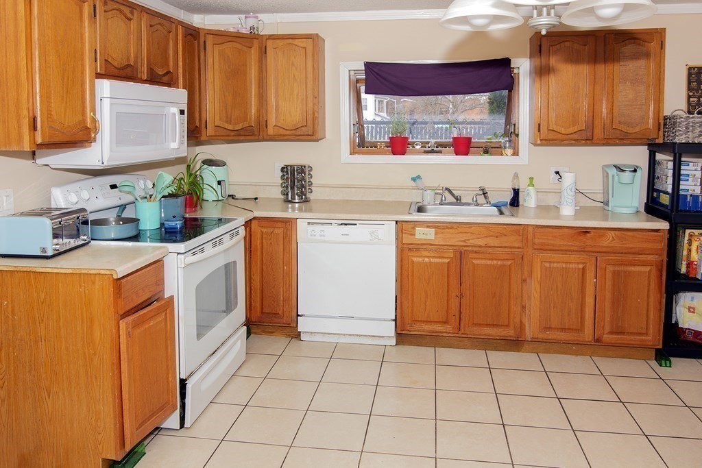 44 Marble Street Springfield, MA 01105 - Photo 6 of 15