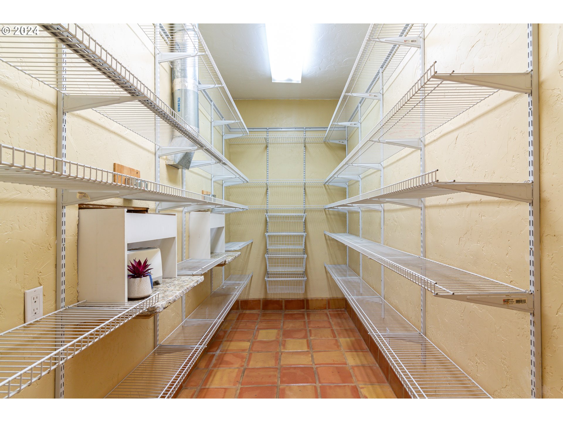 832 East Main Street Hermiston, OR 97838 - Photo 11 of 48 a view of entryway and hall with wooden floor