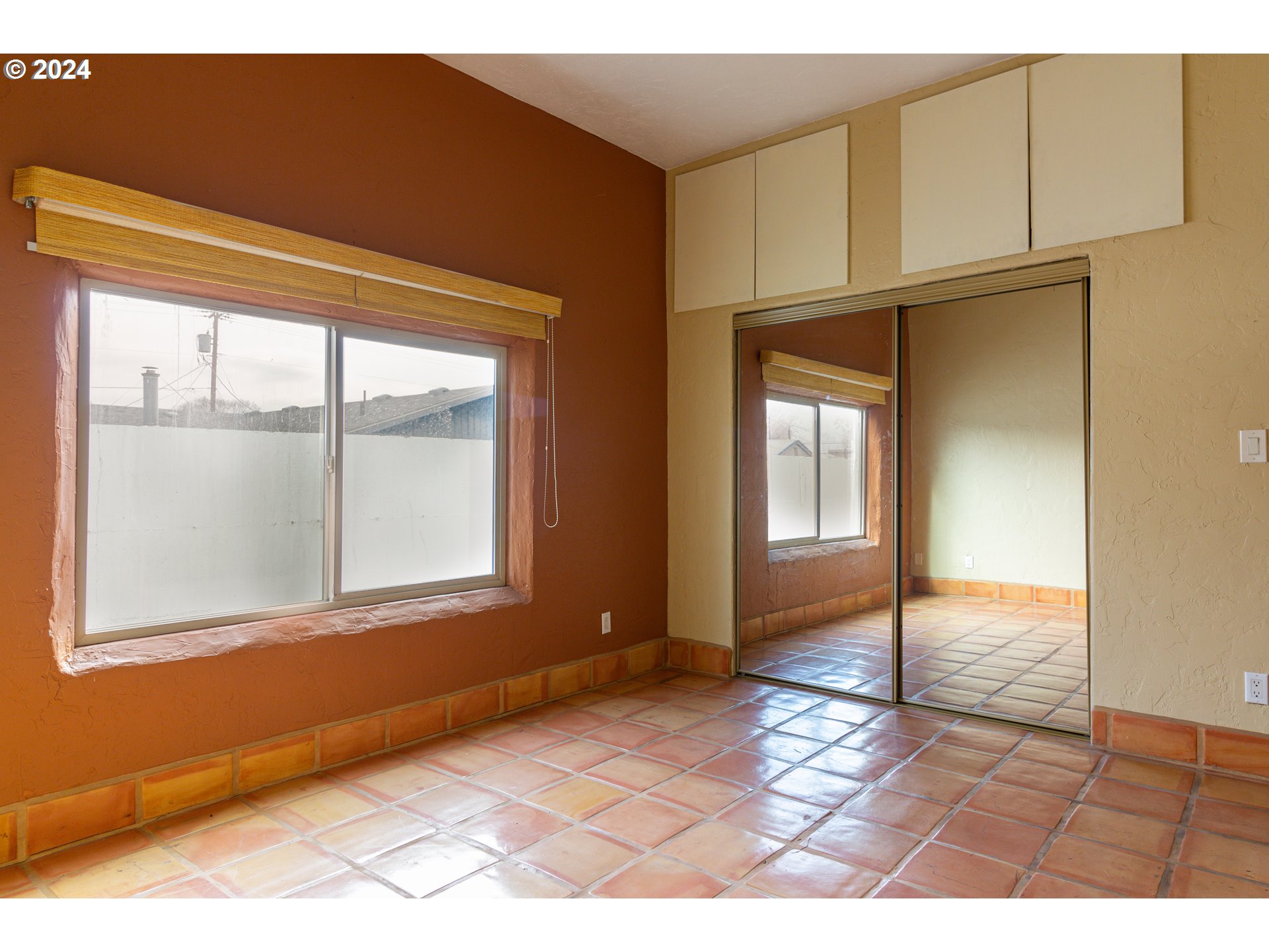 832 East Main Street Hermiston, OR 97838 - Photo 18 of 48 a view of an empty room with a window