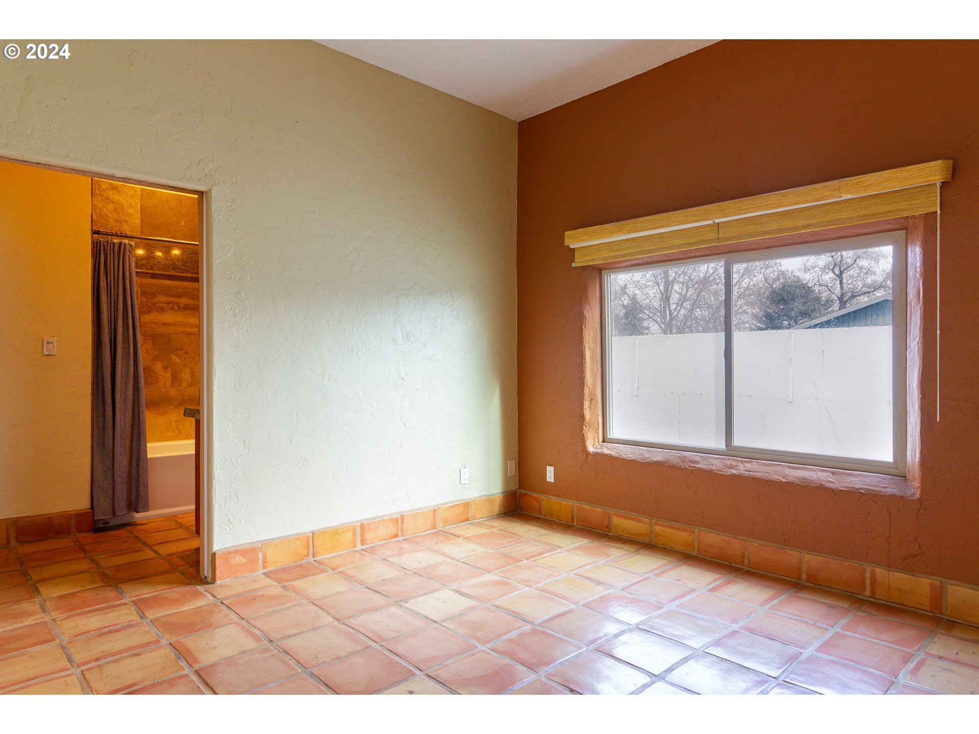 832 East Main Street Hermiston, OR 97838 - Photo 19 of 48 a view of an empty room with a window