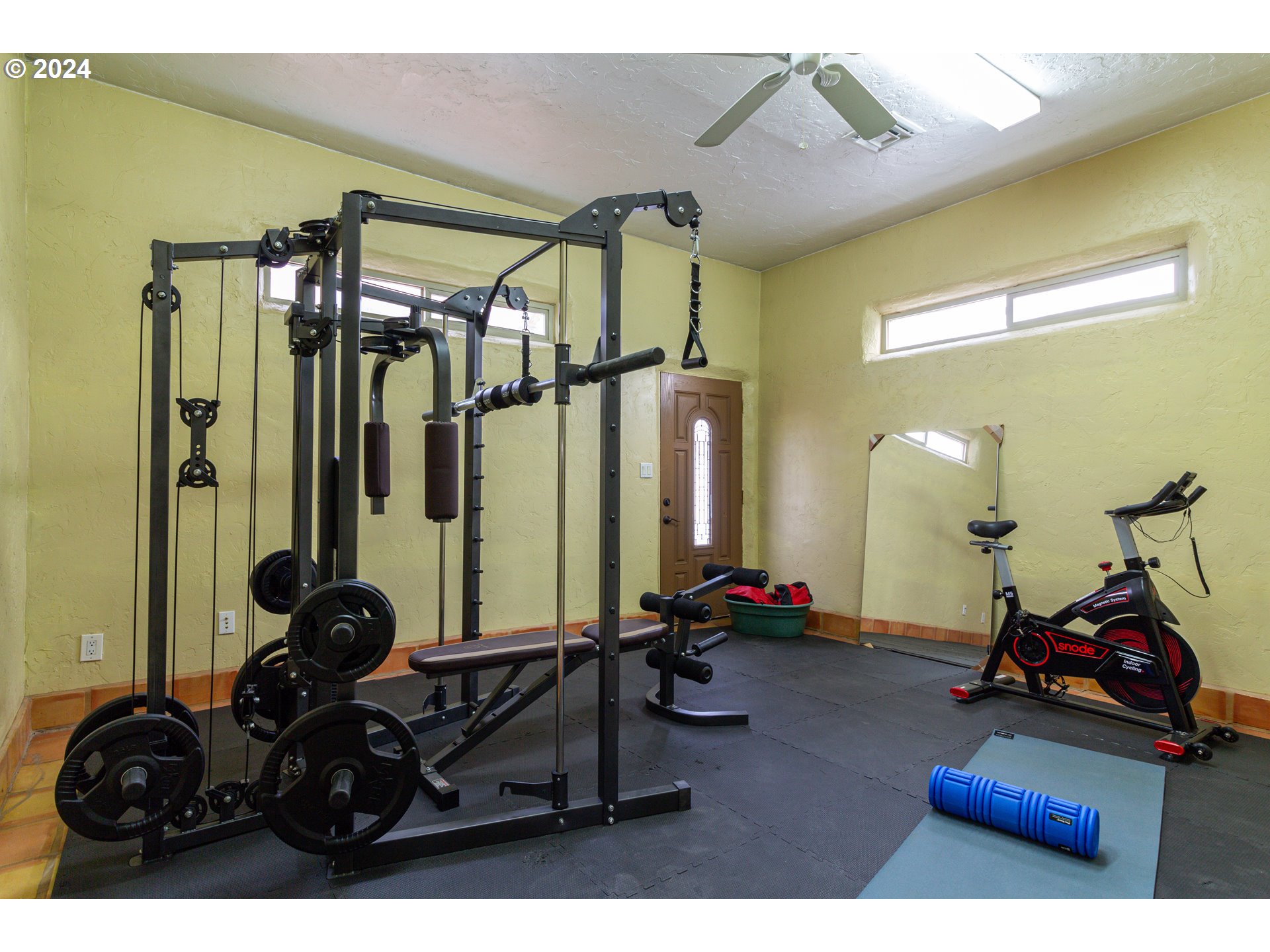 832 East Main Street Hermiston, OR 97838 - Photo 23 of 48 a living room with furniture gym equipment and a large window