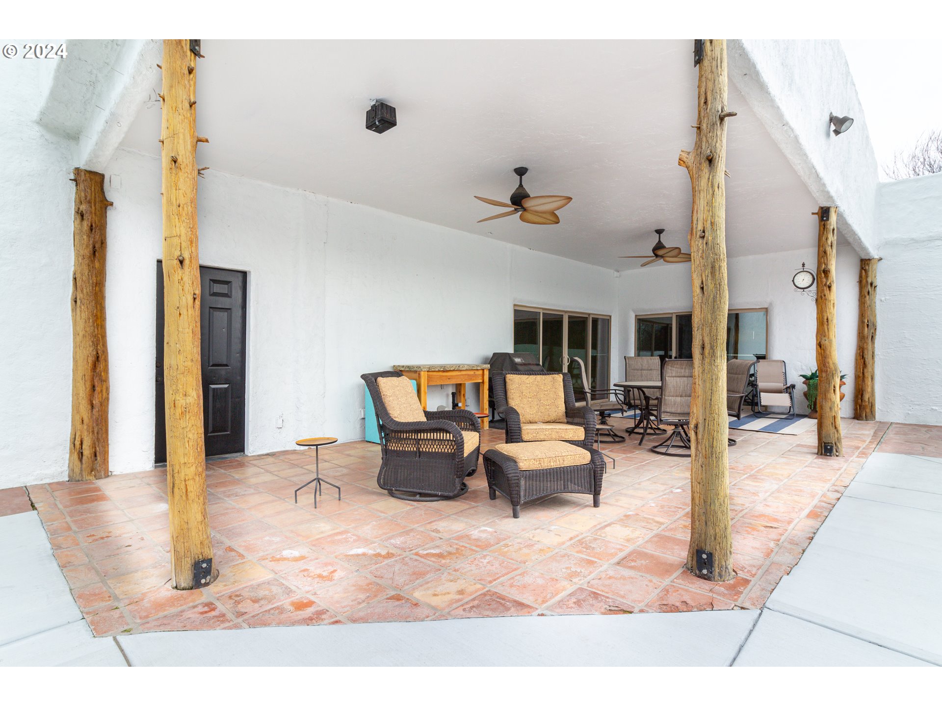 832 East Main Street Hermiston, OR 97838 - Photo 25 of 48 a living room with furniture