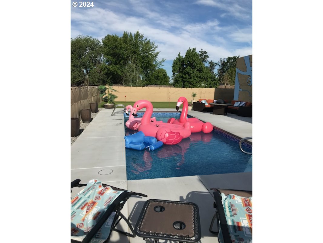 832 East Main Street Hermiston, OR 97838 - Photo 30 of 48 a view of a patio with a table and chairs