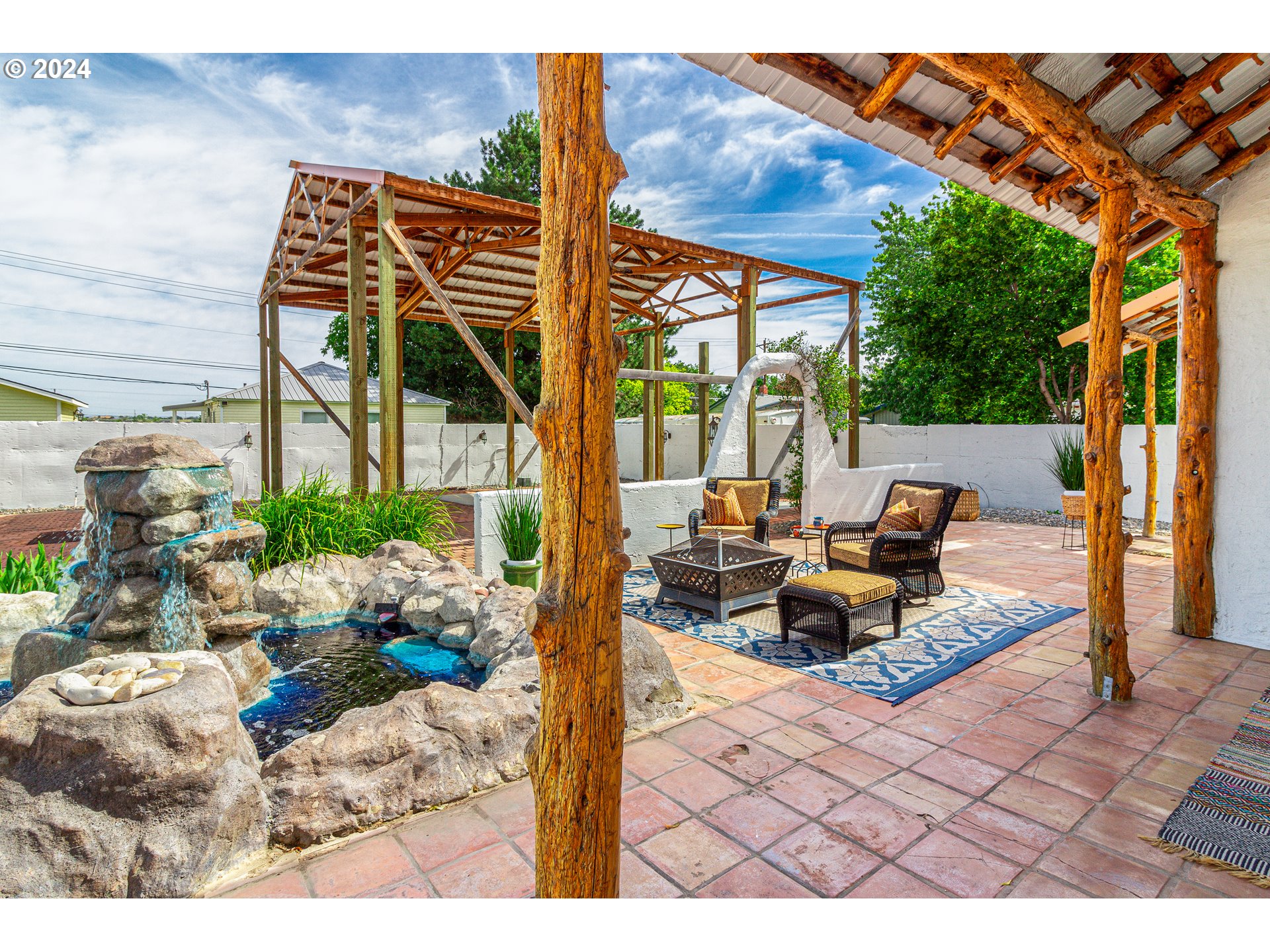 832 East Main Street Hermiston, OR 97838 - Photo 31 of 48 a view of sitting area with furniture and wooden floor