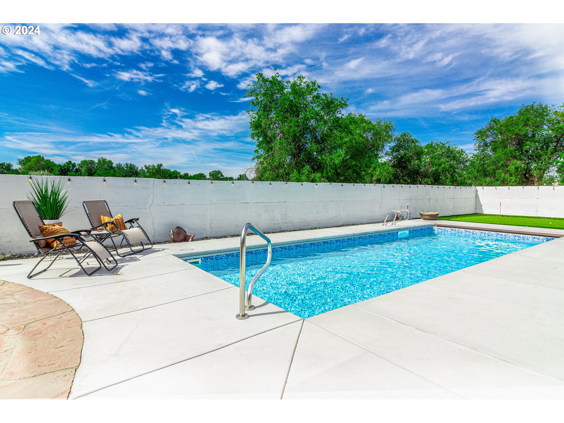 832 East Main Street Hermiston, OR 97838 - Photo 33 of 48 a view of a terrace with a bench