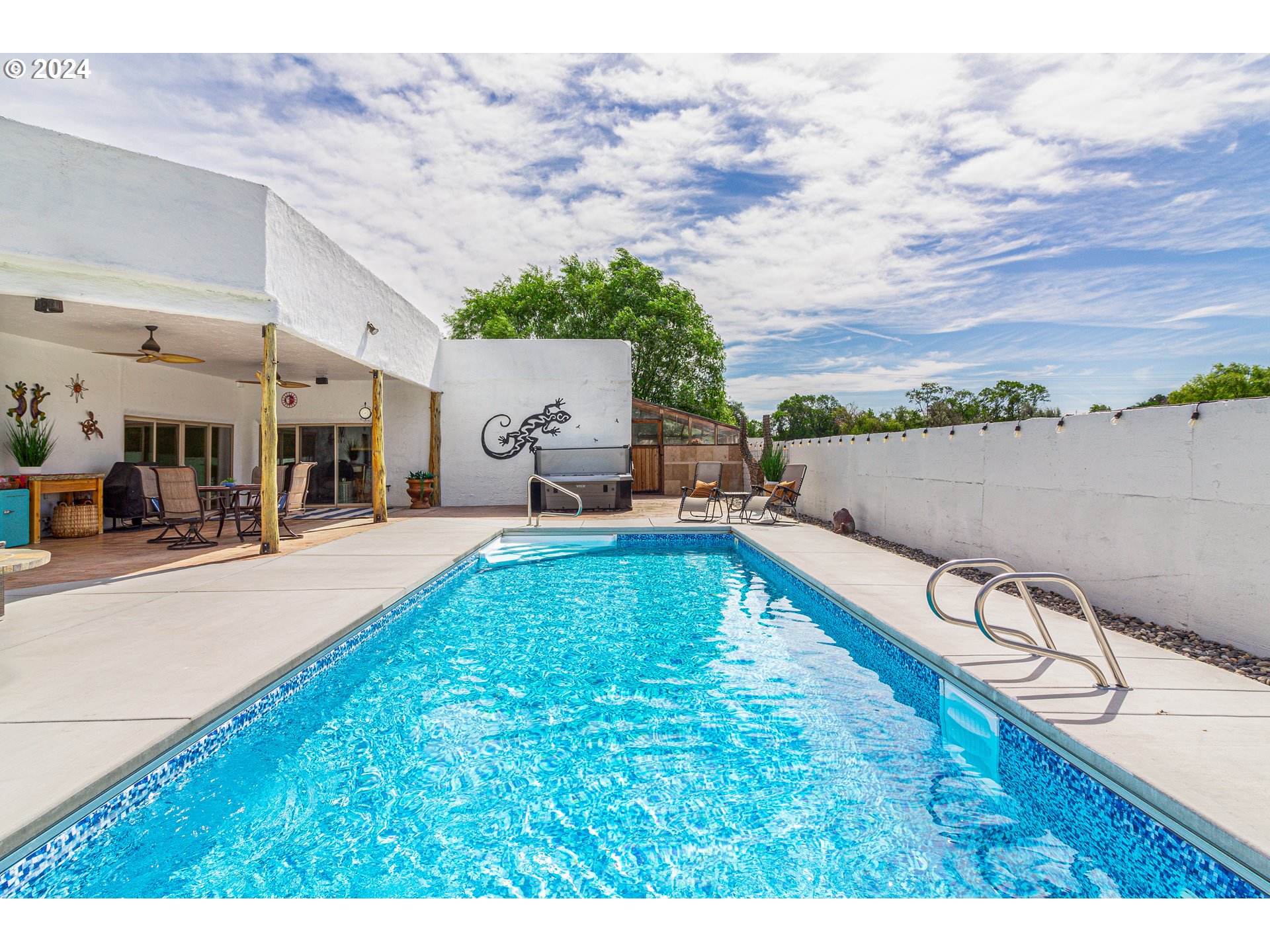 832 East Main Street Hermiston, OR 97838 - Photo 37 of 48 a swimming pool with barbeque oven
