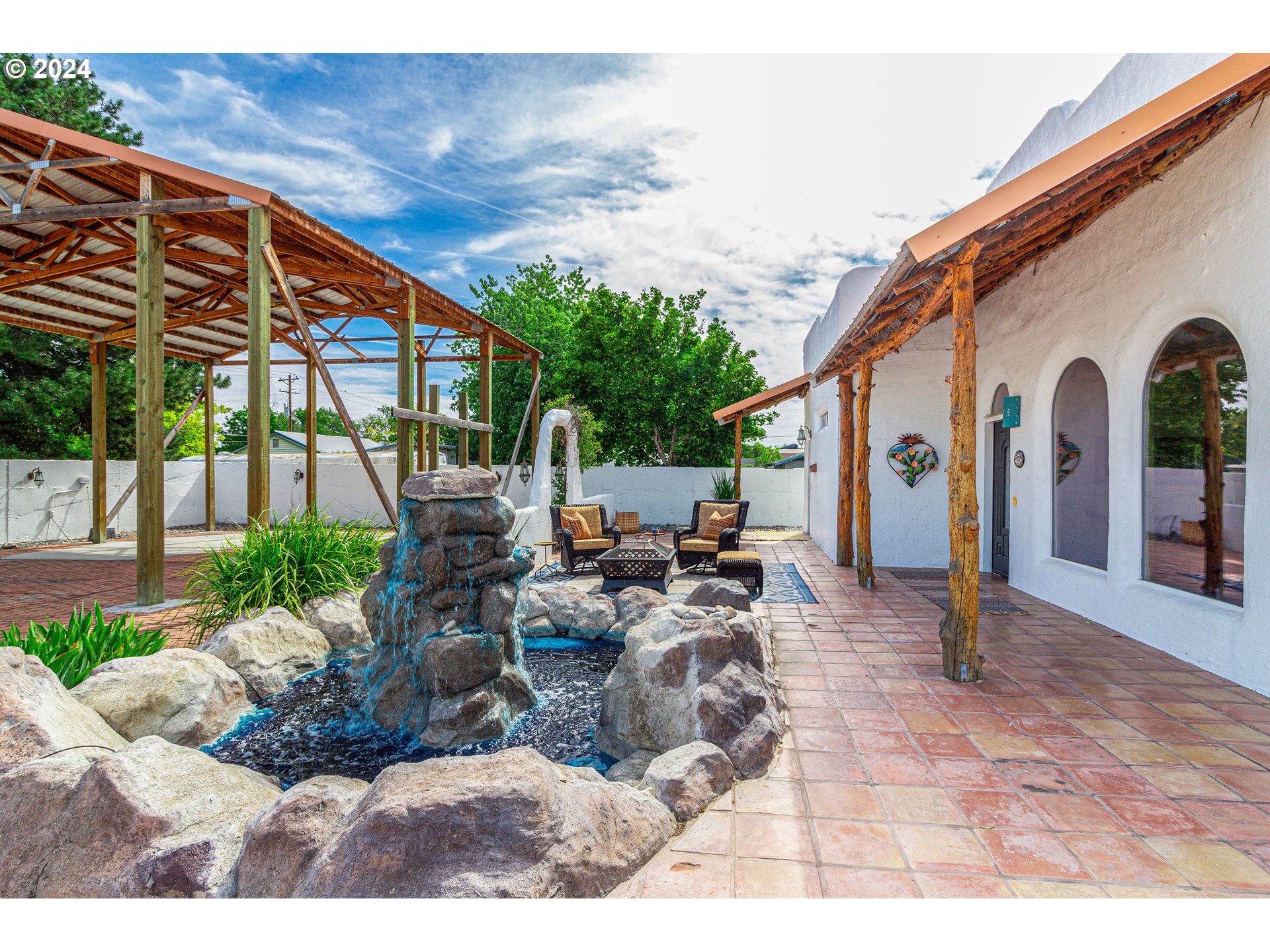 832 East Main Street Hermiston, OR 97838 - Photo 39 of 48 a view of a patio with table and chairs with wooden floor and fence