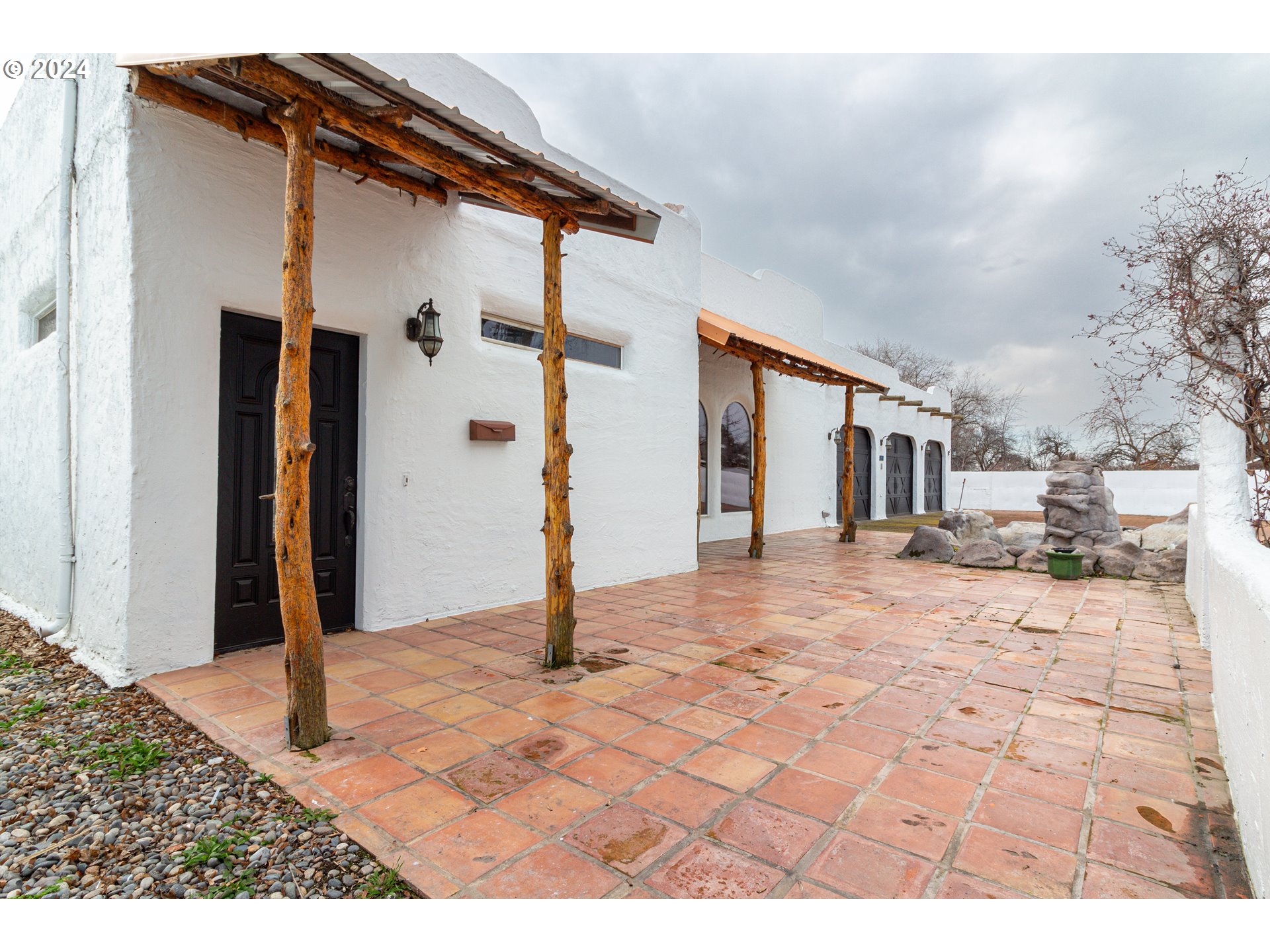 832 East Main Street Hermiston, OR 97838 - Photo 4 of 48 a bathroom with a sink and a mirror