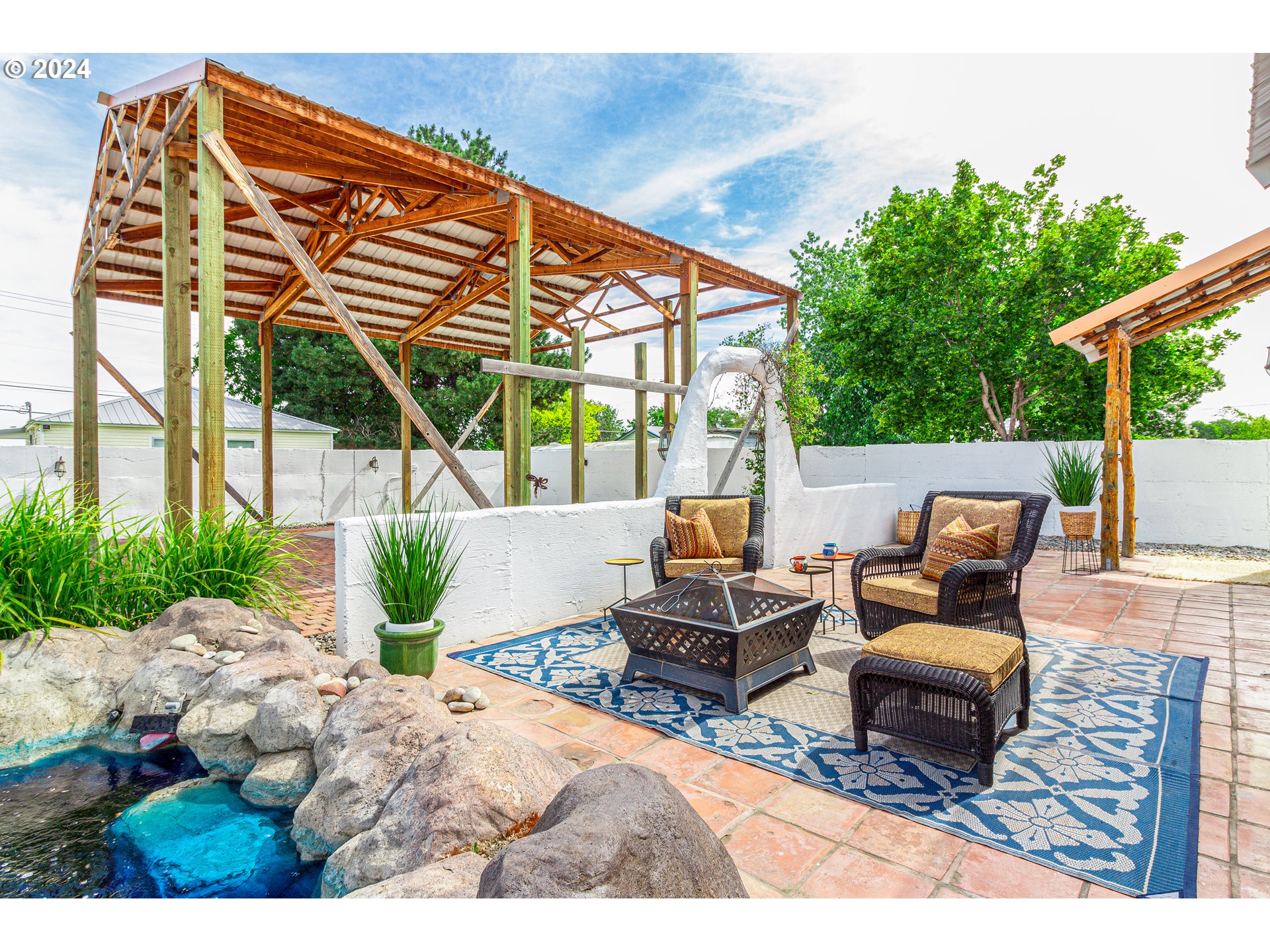 832 East Main Street Hermiston, OR 97838 - Photo 42 of 48 a balcony with couple of couches and potted plants