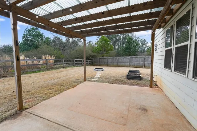 a view of a backyard