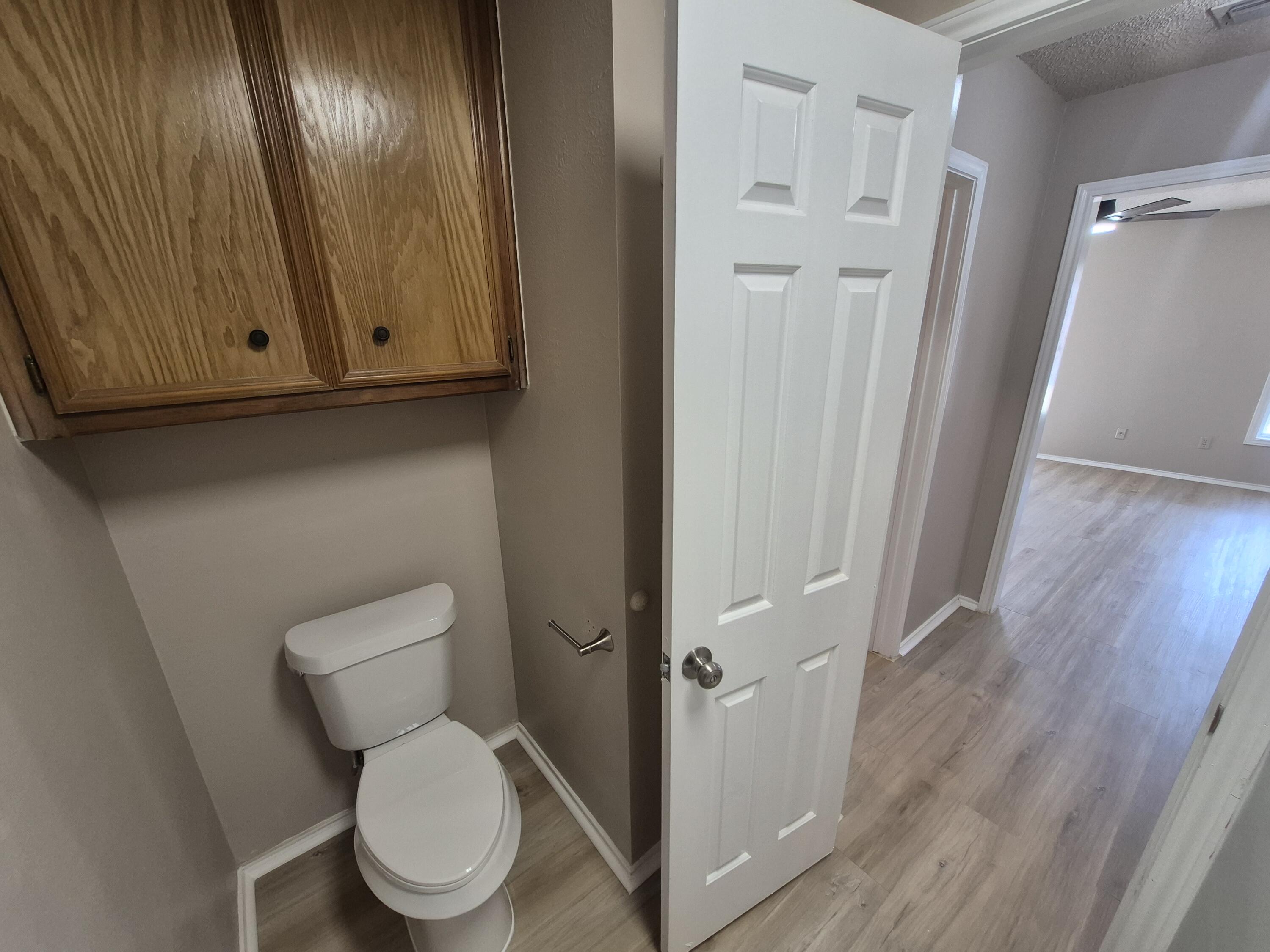 5209 95th Street Lubbock, TX 79424 - Photo 20 of 27 Primary Restroom