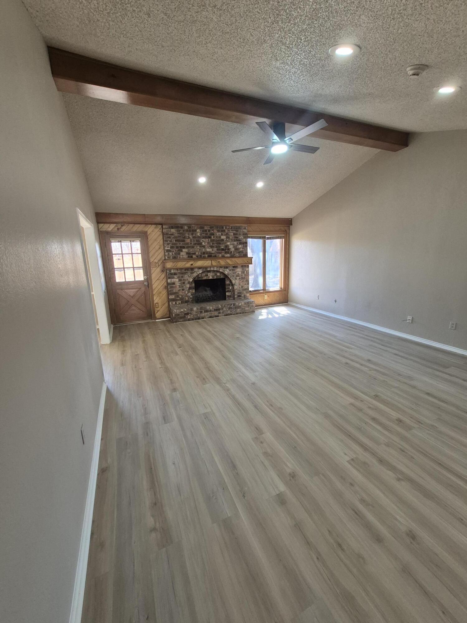 5209 95th Street Lubbock, TX 79424 - Photo 3 of 27 Living Room