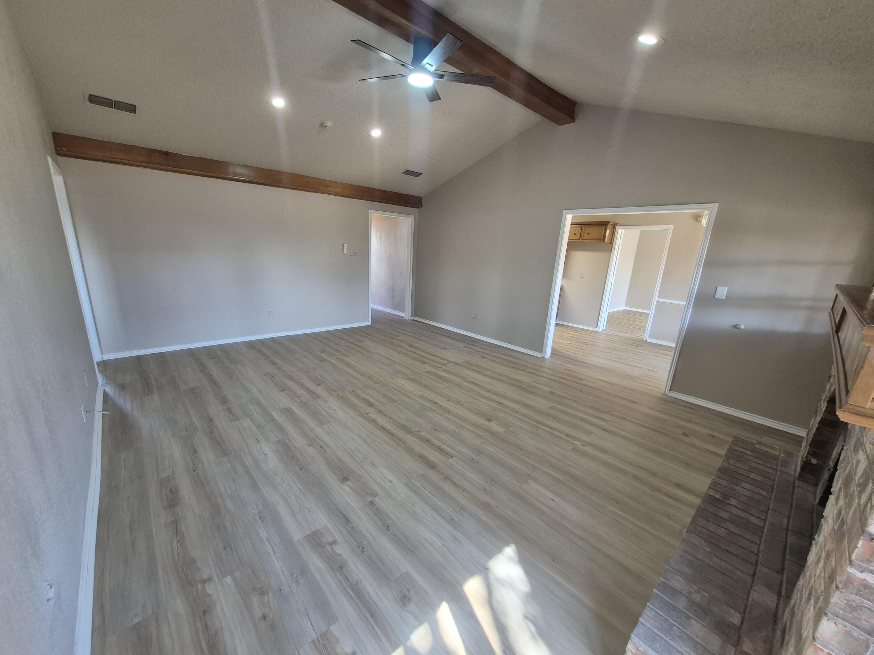 5209 95th Street Lubbock, TX 79424 - Photo 5 of 27 Living Room