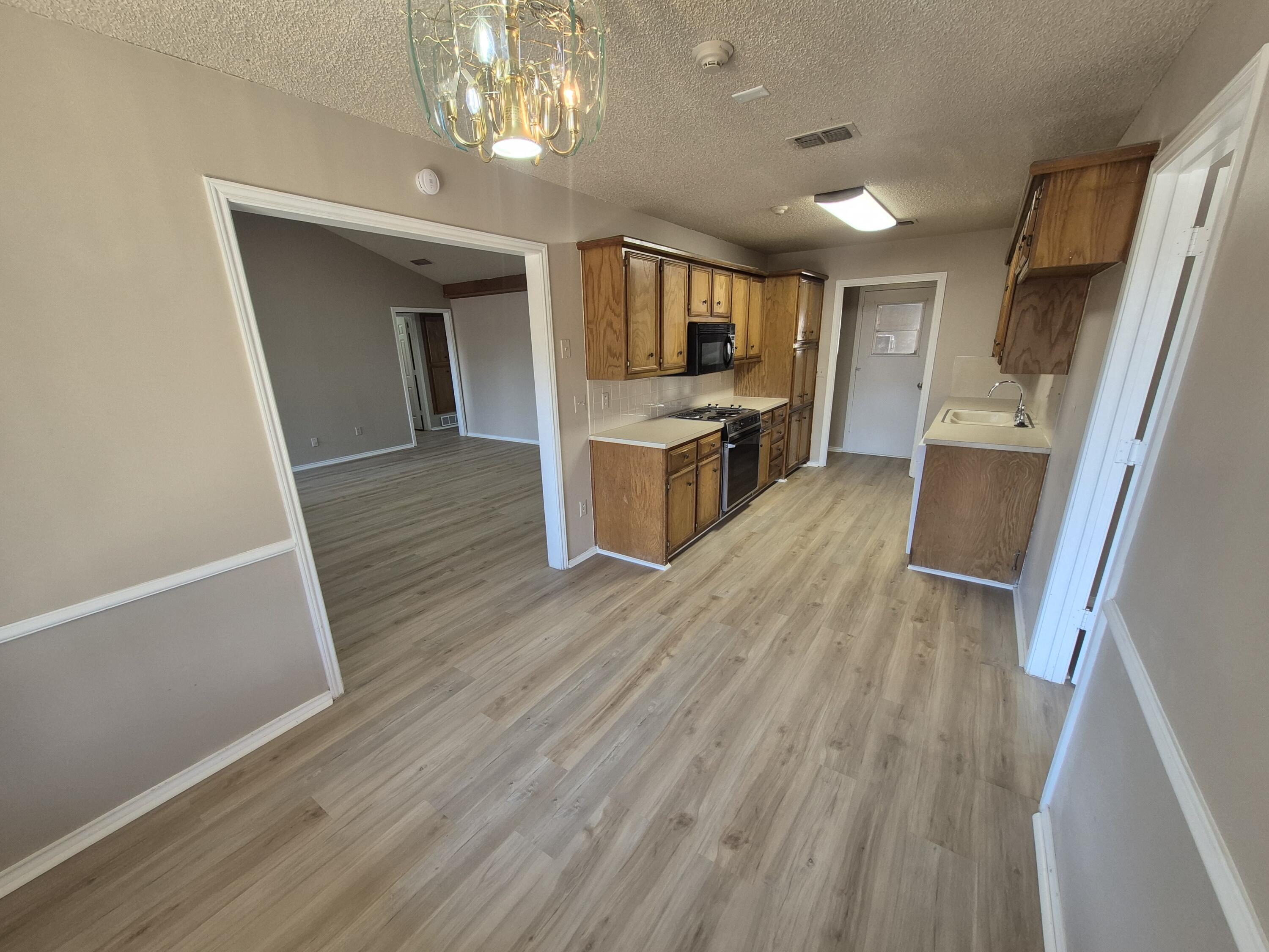 5209 95th Street Lubbock, TX 79424 - Photo 6 of 27 Kitchen