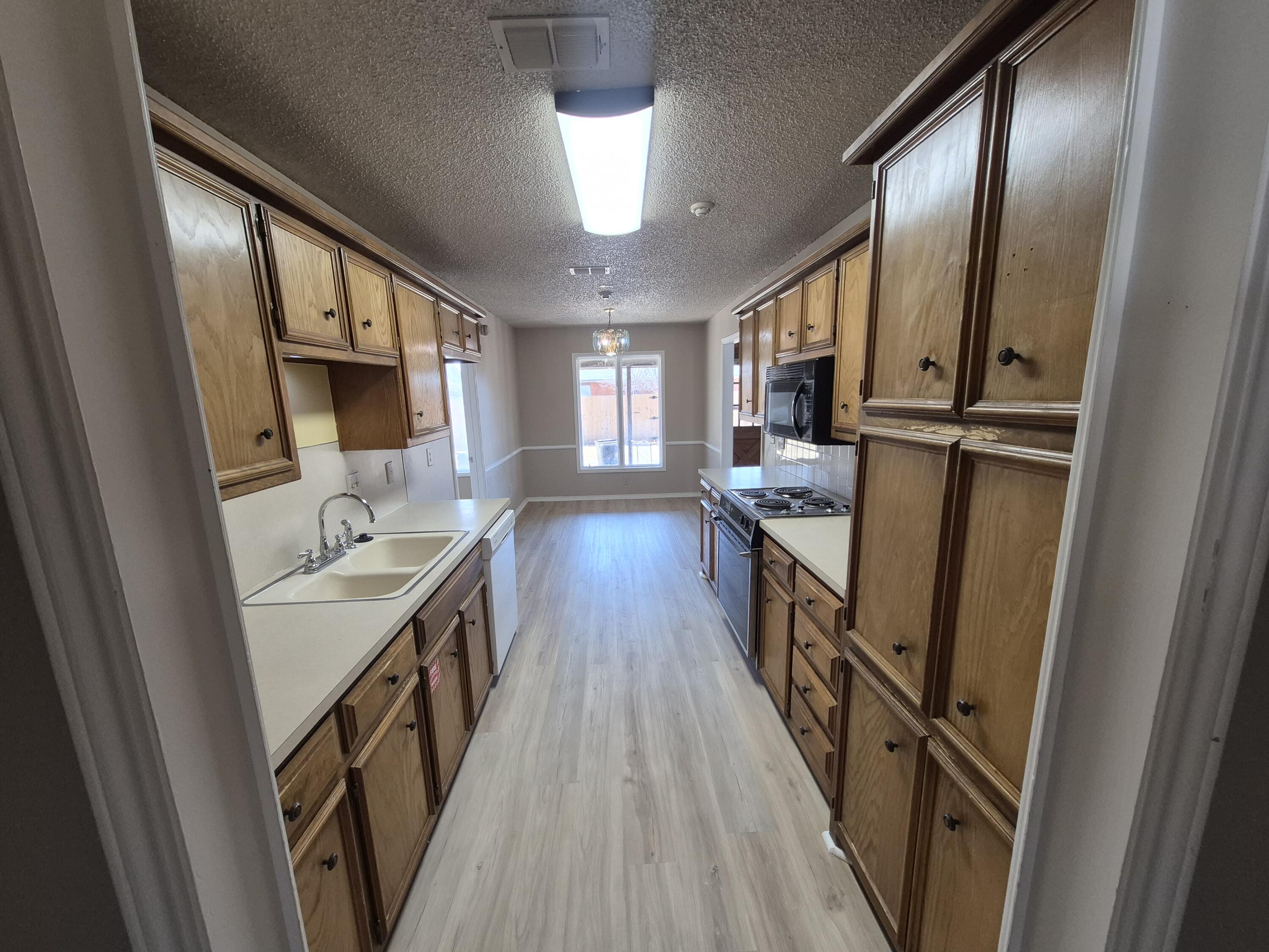 5209 95th Street Lubbock, TX 79424 - Photo 7 of 27 Kitchen