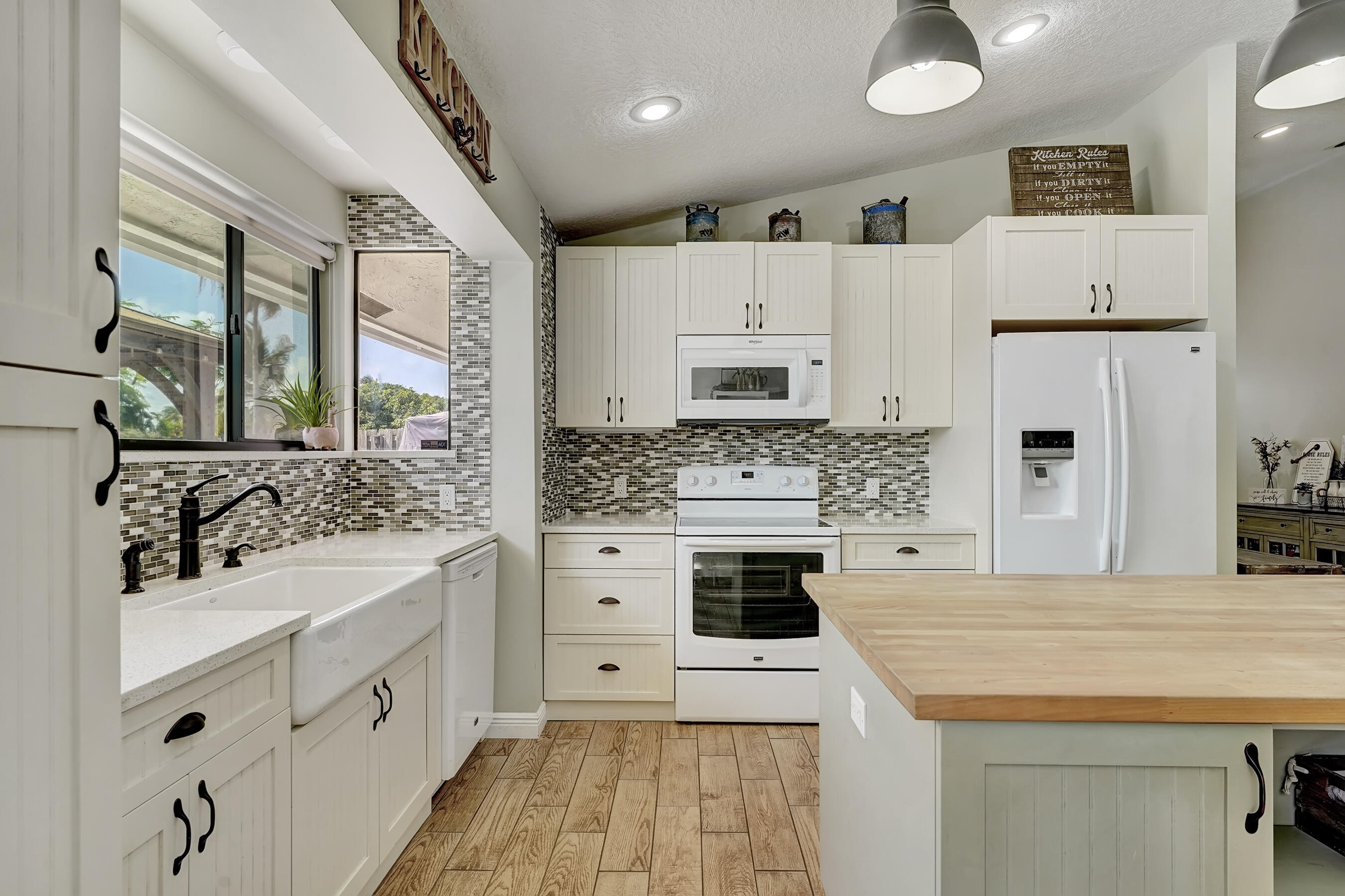 19495 Hampton Drive Boca Raton, FL 33434 - Photo 6 of 30 AFE8AEDD-203D-4E3B-832C-96A14B28A38F