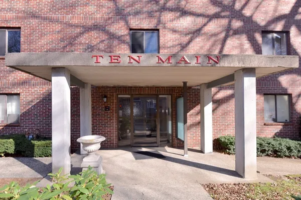 $1,700 | 10 Main Street, Unit 408, Framingham, MA 01702