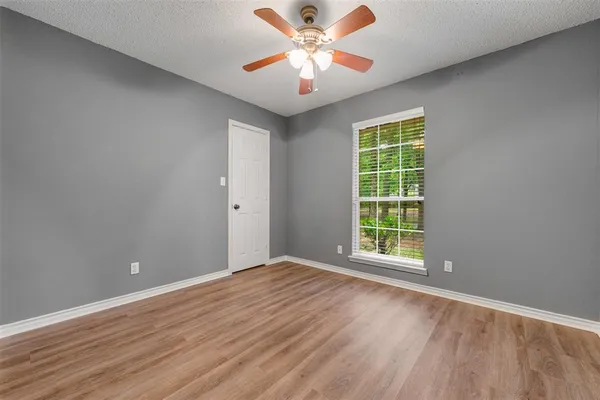 a view of a livingroom with furniture and a ceiling fan