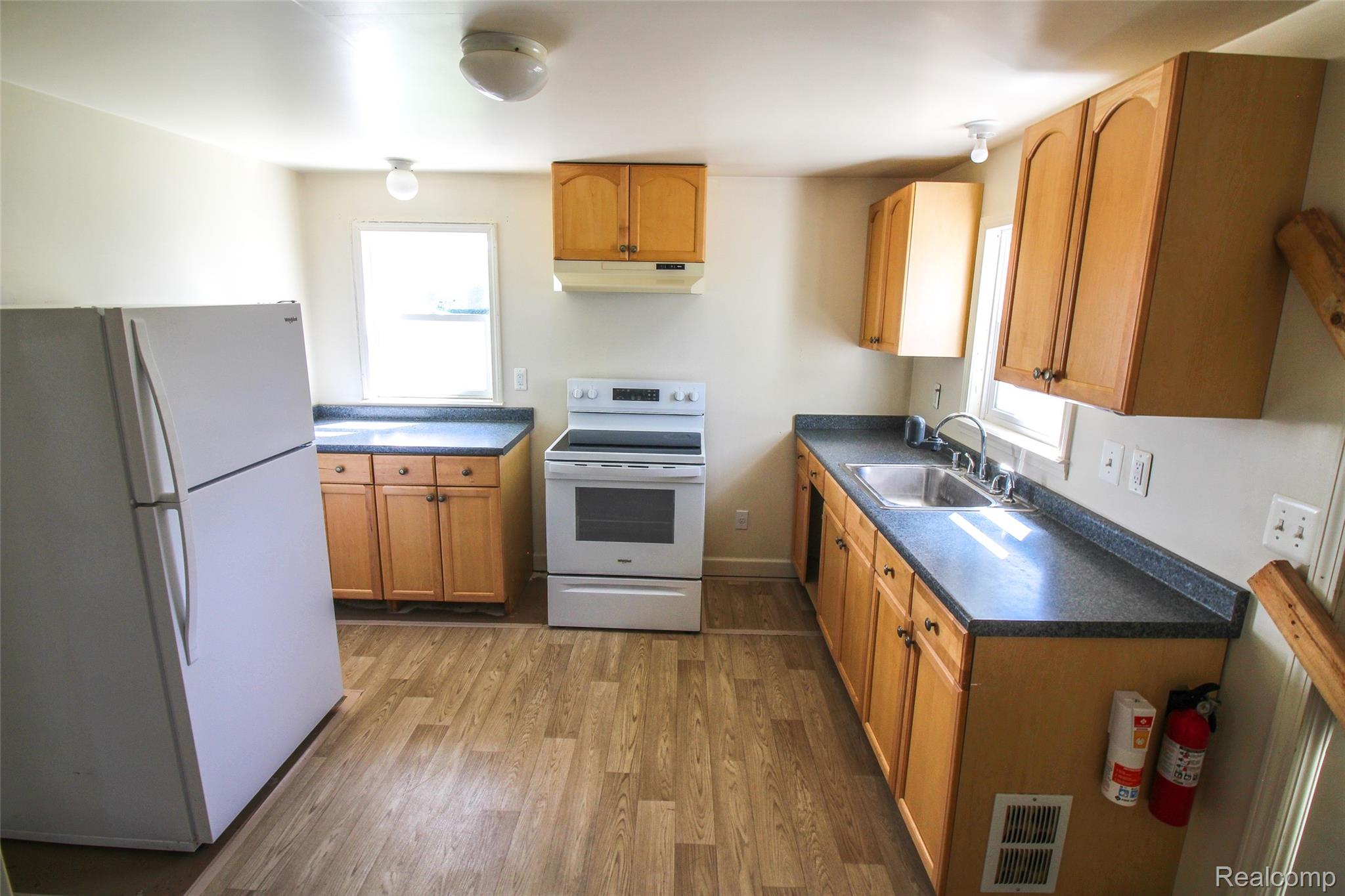 2615 Watkins Lake Road Waterford, MI 48328 - Photo 9 of 19 Newer Kitchen cabinets with appliance included