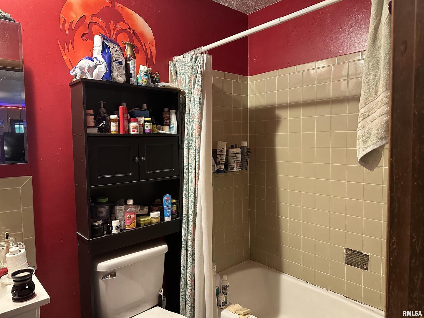 5281-5287 Country Club Road, Unit 1 2 Murphysboro, IL 62966 - Photo 18 of 50 a bathroom with a toilet and a shower
