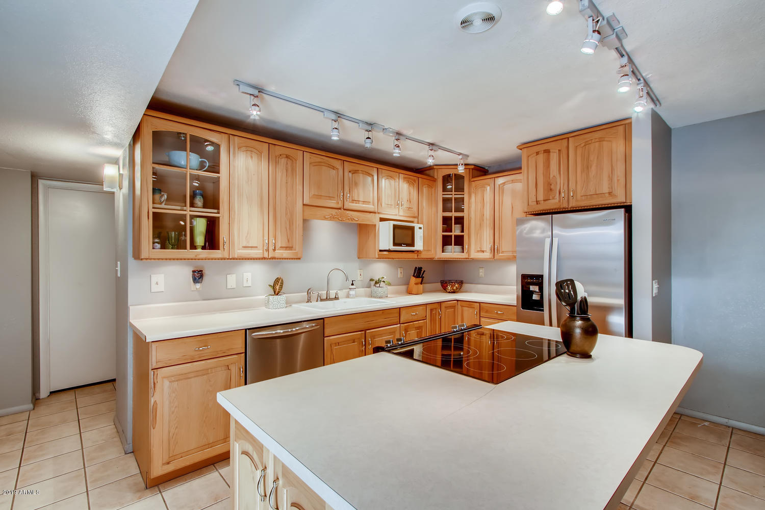 5945 East Thomas Road Scottsdale, AZ 85251 - Photo 7 of 33 a kitchen with granite countertop a sink stove and refrigerator